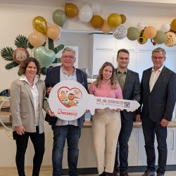 Von links nach rechts: Tina Müller (Stellvertretende Geschäftsführerin des BRK-Südfranken), Stefan Ritzer (Bauingenieur IB-Ritzer), Laura Trautnitz (Einrichtungsleiterin), Christoph Schmidt (Architekt IB-Ritzer) und Karl-Heinz Fitz (Bürgermeister Gunzenhausen)