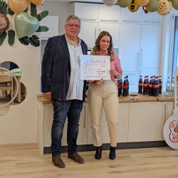 Von links nach rechts: Stefan Ritzer (Bauingenieur IB-Ritzer) und Laura Trautnitz (Einrichtungsleiterin) bei Spendenübergabe
